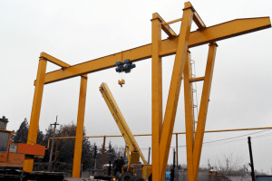 На Волині чоловік впав з мостового крана і загинув