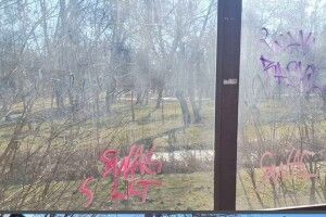 Без графіті та оголошень: у Луцьку розпочали масштабне прибирання зупинок