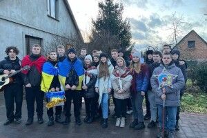 У громаді на Волині молодь колядувала для ЗСУ