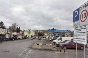 У Луцьку облаштовують парковку біля Центрального ринку