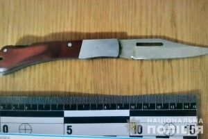 На залізничному вокзалі в Києві грабіжник порізав чоловіка заради годинника і 650 гривень
