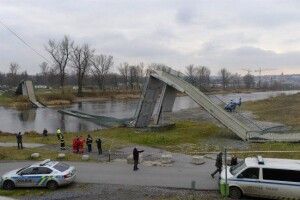 У Празі обвалився пішохідний міст через Влтаву
