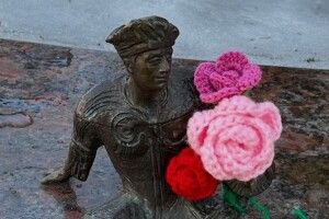 У Луцьку волонтерки прикрасили кликунів в'язаними квітами (Фото)