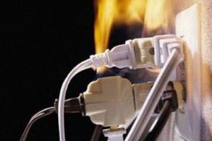 Через різкий перепад струму у лучан погоріла електротехніка. Хто покриє збитки?