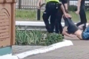 Зняли, як у Ковелі поліція волочить по землі молодика (Відео)