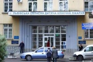 Львівські хірурги прооперували немовля зі шлунком і кишківником у грудях