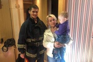 У Вараші бійці ДСНС визволяли маленького хлопчика, який зачинився у квартирі (фото)