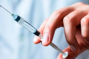 Британія починає випробовувати вакцину проти коронавірусу на людях