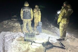 Волинські прикордонники приземлили контрабандний квадрокоптер з сигаретами (Відео) 