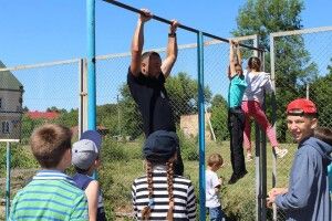 В Луцьку учні школи-інтернату змусили патрульного підтягуватися на турніку