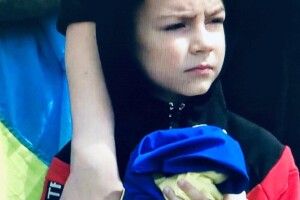 «Нарешті міг поплакати»: у Бучі 6-річний хлопчик прийшов на могилу батька, який захищав місто