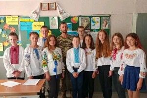 На Волині вчитель-військовий прийшов до своїх учнів з гостинцями