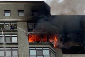 Рятуючись від пожежі, жінка вилізла на кондиціонер... на 24 поверсі (Відео)