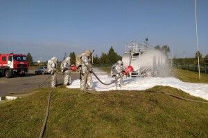Волинські рятувальники «гасили» пожежу на найбільшій у районі автозаправці