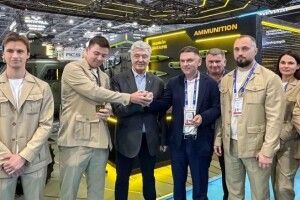 Порошенко на виставці озброєнь Eurosatory 2026: щоб перемогти, ми маємо бути на 3-4 кроки попереду ворога