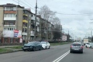 На виїзді з Луцька сталася аварія (Відео)