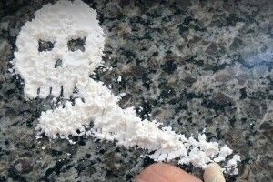 18-річна горе-мати «нюхала», тримаючи на руках малюка (Відео 18+)
