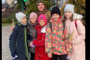 На вулицях Луцька діти дарували сувеніри військовим (Фото)