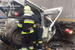 На Рівненщині авто розчавило після зіткнення з двома вантажівками (Фото)