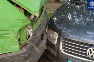 У Луцьку п’яний водій буса протаранив припарковані авто (Фото) 