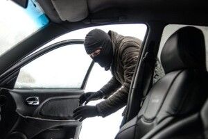 Залишив незамкненим: у Рожищі серед білого дня обікрали  авто