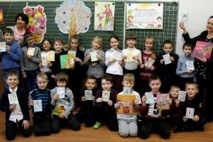 Луцькі гімназисти-другокласники творили портрети своїх матусь (фото)