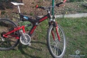 Злодій без перешкод вивіз велосипед з магазину