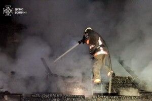 У віддаленому селі на Волині серед  ночі горіла хата