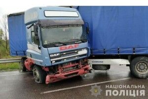 На Рівненщині так скрутило вантажівку, що затисло водія