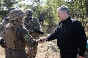 «Думаємо на два кроки вперед»: Порошенко з волонтерами передають на фронт сотні пічок-буржуйок