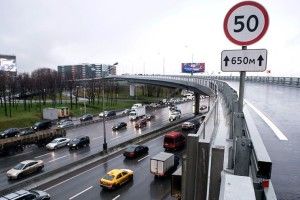 Нарешті: З 1 січня швидкість авто у населених пунктах знижують до 50 км/год