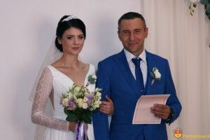 Їхні долі переплелись на Сході, а побрались на Волині: у Рожищі на рушник щастя стали військові
