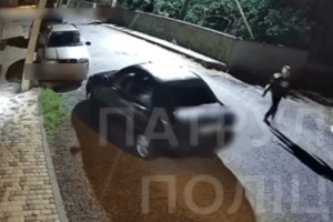 На Волині серед ночі водій наїхав на припарковане авто та втік (Відео)