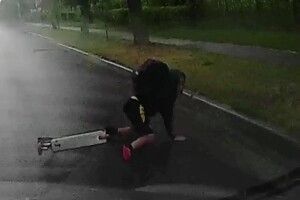 Підліток на самокаті ледь не загинув під колесами авто: луцький активіст пропонує ввести в школах обов’язковий предмет ПДР (Відео)