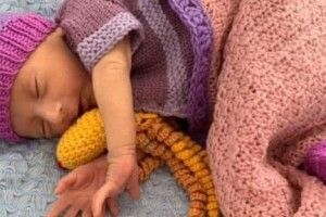 Українка в'яже крихітні речі для передчасно народжених (Відео)