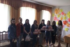 Студенти з подарунками і посмішками поїхали до особливих діток