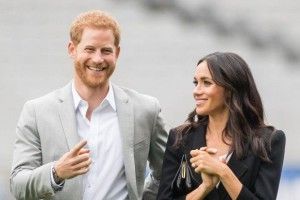 Принц Гаррі поцупив пиріжок, поки ніхто не бачить