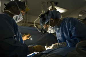 Волинянці, яка не була в гінеколога 34 роки, видалили пухлину з п'ятьма літрами рідини