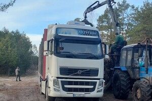 У селі на Волині фури з лісом руйнують дорогу: місцеві зробили блокаду (Відео)