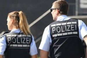 Німецька поліція зупиняє в аеропорту сім'ї, які прогулюють школу