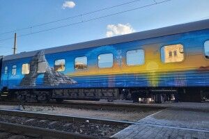 Митець із Луцька неймовірно розписав вагон «потягу до перемоги» (Фото)