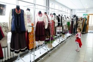 Волинянка вдягнула в старовинний одяг переселенців