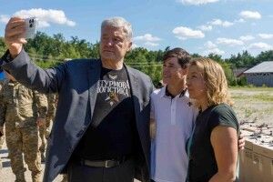 Порошенко з відомим австралійським спортсменом привезли у підрозділ ДШВ дрони і техніку