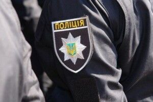  «Жінка сидить у вікні та перехиляється униз»: луцькі патрульні прибули на виклик (Відео)