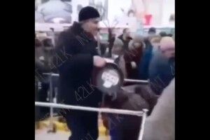 Ото тили: в Кемерово росіяни влаштували бої за сковорідки й мило (Відео)