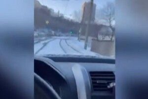 Їхав дорогою «на килимі»: блогер поплатився за зухвалі витівки (Відео моменту)