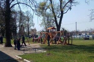 У Рожищі встановили дитячий майданчик