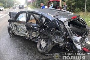 Уламки розкидало по всій дорозі: в автотрощі зіткнулися 8 автомобілів (Фото)