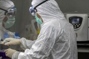 Порошенко закликає владу запровадити страхування медичних працівників на випадок інфікування коронавірусом