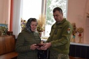 На Рівненщині матері загиблого захисника України вручили орден сина (Фото)